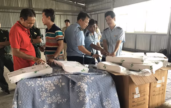 Một số hàng hoá giả xuất xứ Việt Nam bị lực lượng chức năng phát hiện. Một số hàng hoá giả xuất xứ Việt Nam bị lực lượng chức năng phát hiện.