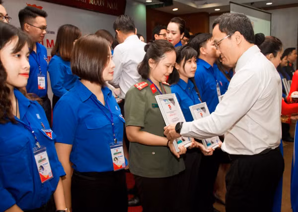 Phó Chủ tịch chuyên trách Ủy ban An toàn giao thông Quốc gia Khuất Việt Hùng trao giấy chứng nhận của Trung ương đoàn cho các báo cáo viên tham gia Liên hoan.