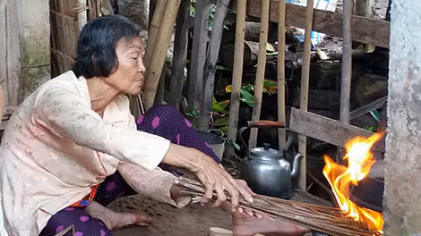 Bà Phan Thị M. với cuộc sống hiện tại nghèo khó, đơn chiếc. Bà Phan Thị M. với cuộc sống hiện tại nghèo khó, đơn chiếc.