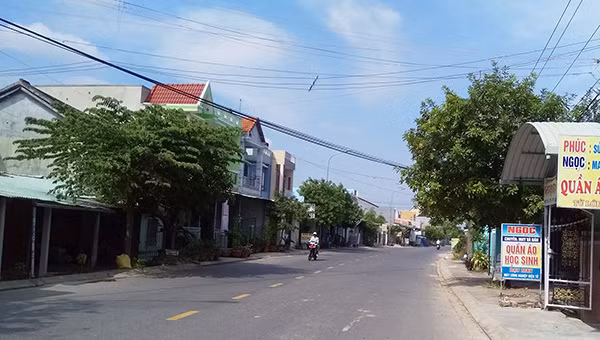 Nhà cửa khang trang của người dân xã Duy Phước dọc hai bên tuyến QL14H.