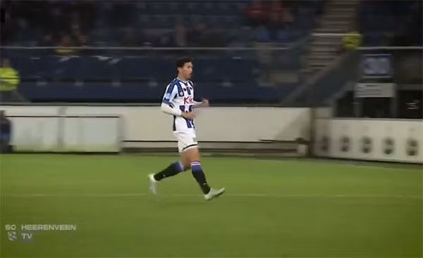 Đoàn Văn Hậu trong màu áo SC Heerenveen.