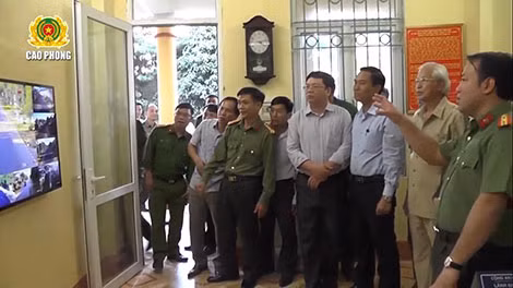 Các đại biểu tham quan mô hình camera giám sát an ninh của Công an huyện Cao Phong.
