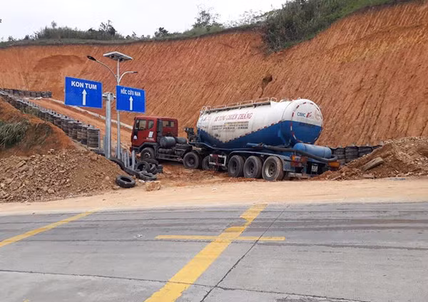 Chiếc xe bồn bê tông may mắn thoát nạn nhờ hốc cứu hộ đang thi công. Chiếc xe bồn bê tông may mắn thoát nạn nhờ hốc cứu hộ đang thi công.