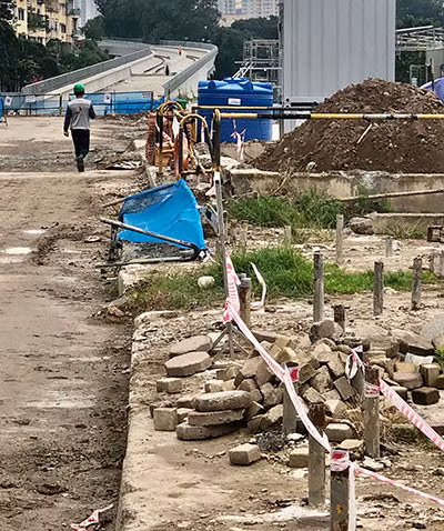 Việc xây dựng các công trình giao thông kéo dài cũng khiến mức độ ô nhiễm không khí gia tăng.