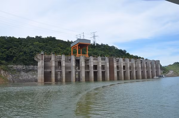 Hồ thuỷ điện Hoà Bình.