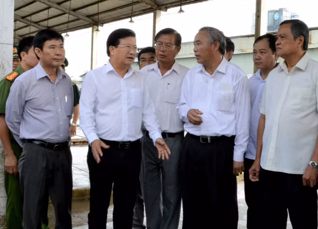 Phó Thủ tướng Trịnh Đình Dũng khảo sát thực tế tại các cảng cá Tắc Cậu (tỉnh Kiên Giang).