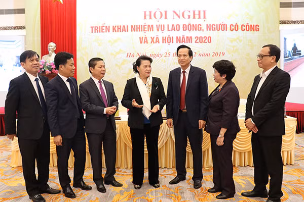 Chủ tịch Quốc hội Nguyễn Thị Kim Ngân trao đổi cùng các đại biểu bên lề hội nghị.