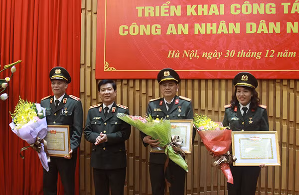 Thứ trưởng Nguyễn Văn Sơn trao danh hiệu Chiến sĩ thi đua toàn lực lượng cho 3 cá nhân.