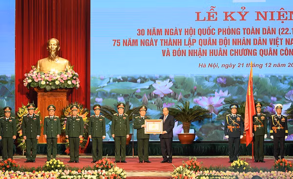 Thủ tướng Chính phủ Nguyễn Xuân Phúc trao Huân chương Quân công hạng Nhất cho Quân đội nhân dân Việt Nam.