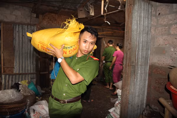 Chiến sỹ trẻ giúp dân khuôn vác hàng hóa.
