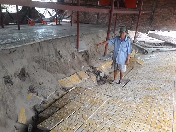 Hiện trường vụ sụt lún khiến 2 căn nhà hư hỏng nặng.