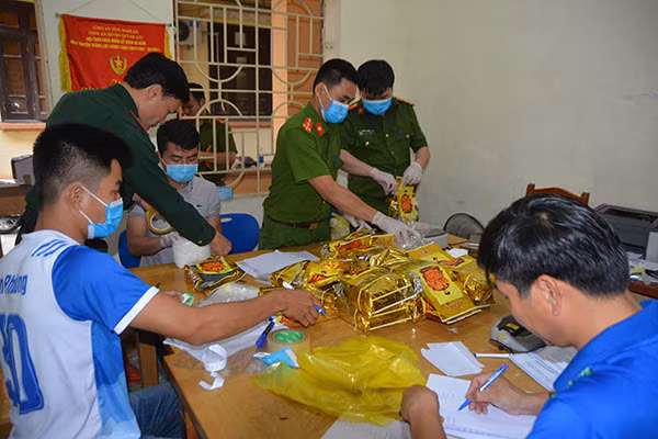 Lực lượng chức năng tiến hành giám định 700kg ma túy đá mà Công an Nghệ An phát hiện thu giữ vào tháng 4-2019.