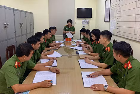 Trung tá Vũ Thị Hoàng Yến họp triển khai công tác cùng đồng đội.