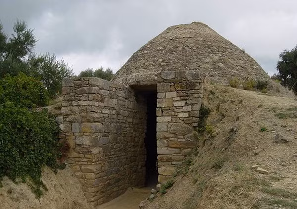 Ngôi cổ mộ Tholos IV được Cơ quan Khảo cổ Hy Lạp bảo tồn. Ngôi cổ mộ Tholos IV được Cơ quan Khảo cổ Hy Lạp bảo tồn.