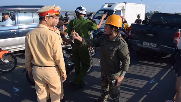 Bà Nguyễn Thị Hà gây cản trở lực lượng Công an làm nhiệm vụ.