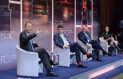 Ông Nguyễn Anh Tuấn (bìa trái) tại Hội nghị Riga 2019. Ông Nguyễn Anh Tuấn (bìa trái) tại Hội nghị Riga 2019.
