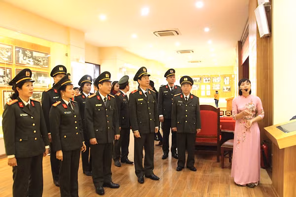 Đoàn công tác của Báo CAND tham quan Khu lưu niệm 6 Điều Bác Hồ dạy CAND.