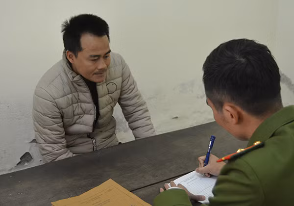Công an TP Vinh ghi lời khai đối tượng Bùi Đình Út.
