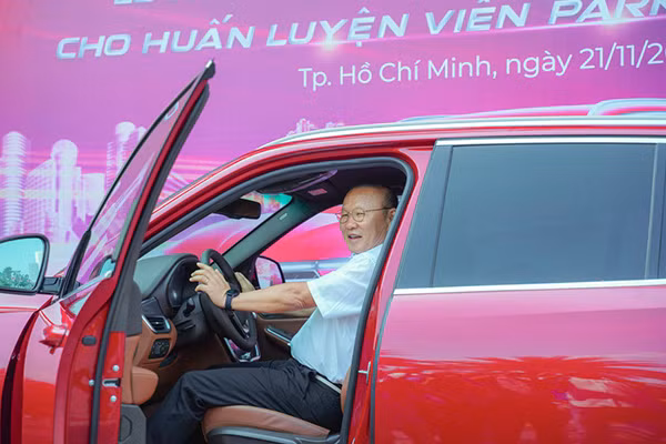 HLV Park Hang-seo chụp hình bên mẫu xe VinFast Lux SA2.0 phiên bản cao cấp.