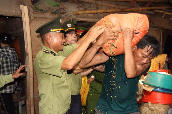 Ban quản lý chợ Vinh giúp bà con tiểu thương bốc xếp hàng hóa về vị trí cũ.