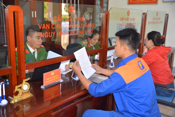 Người dân đến làm thủ tục về PCCC tại bộ phận một cửa của Phòng Cảnh sát PCCC & CNCH Công an tỉnh Nghệ An. Người dân đến làm thủ tục về PCCC tại bộ phận một cửa của Phòng Cảnh sát PCCC & CNCH Công an tỉnh Nghệ An.