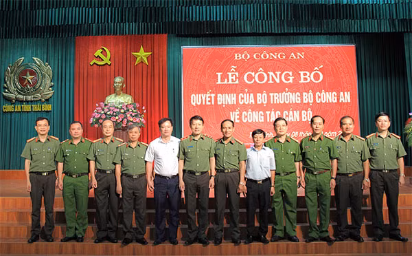 Các đại biểu dự buổi lễ.