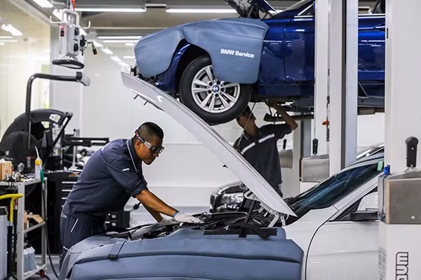 Kỹ thuật viên chăm sóc và bảo dưỡng xe BMW theo tiêu chuẩn toàn cầu của BMW.