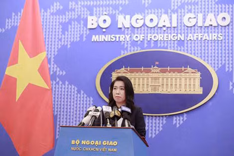 Người phát ngôn Bộ Ngoại giao Lê Thị Thu Hằng tại một buổi họp báo.