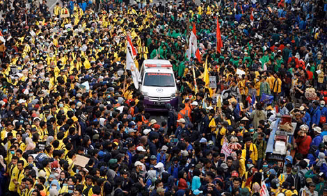 Hàng ngàn người biểu tình ở trung tâm thủ đô Jakarta, Indonesia để phản đối dự thảo Luật hình sự mới.