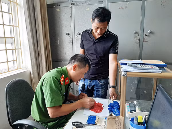 Cán bộ trẻ luôn mưu trí, sáng tạo khám phá các vụ án lớn. Cán bộ trẻ luôn mưu trí, sáng tạo khám phá các vụ án lớn.