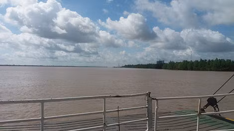 Cù Lao Dung xa xanh nhìn từ chuyến phà sang ngang sông Hậu. Cù Lao Dung xa xanh nhìn từ chuyến phà sang ngang sông Hậu.