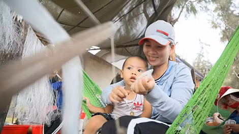 Nghề đan lưới có từ lâu đời ở Cảnh Dương. Nghề đan lưới có từ lâu đời ở Cảnh Dương.