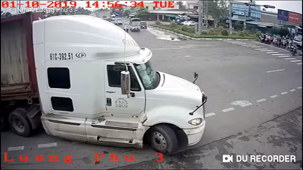 Xe đầu kéo va chạm vào camera an ninh ở khu vực.