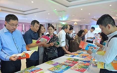 Các bản mẫu sách giáo khoa mới được trưng bày trong một sự kiện.