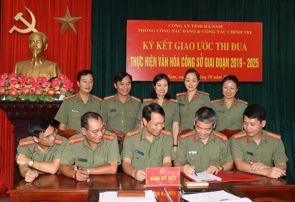 Đại diện lãnh đạo, chỉ huy các đội nghiệp vụ ký kết giao ước thi đua thực hiện văn hóa công sở.