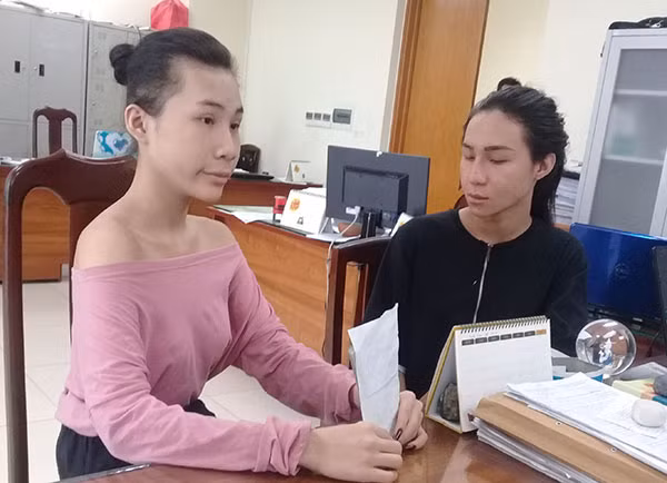 Trần Minh Hoàng (trái) và Cao Nguyễn Hoài Phi Long tại cơ quan điều tra. Trần Minh Hoàng (trái) và Cao Nguyễn Hoài Phi Long tại cơ quan điều tra.