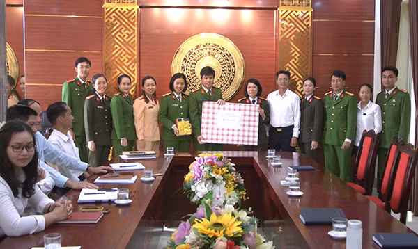 Hội Phụ nữ Công an tỉnh trao quà cho các tập thể, cá nhân Công an xã.