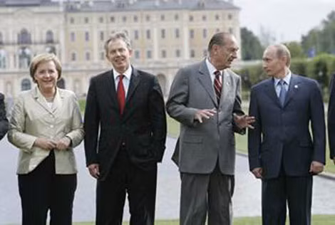 Ông Chirac (thứ 2 từ phải sang) luôn là chính trị gia theo đường lối cân bằng mềm dẻo trong chính sách đối ngoại. Ông Chirac (thứ 2 từ phải sang) luôn là chính trị gia theo đường lối cân bằng mềm dẻo trong chính sách đối ngoại.