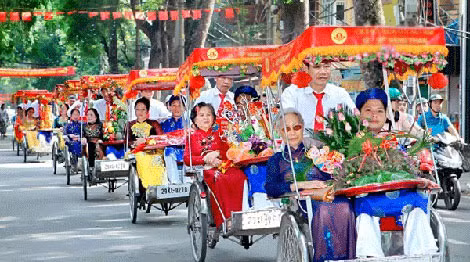 Đoàn xích lô chở đám ăn hỏi trên phố trở thành nét đẹp của thủ đô.