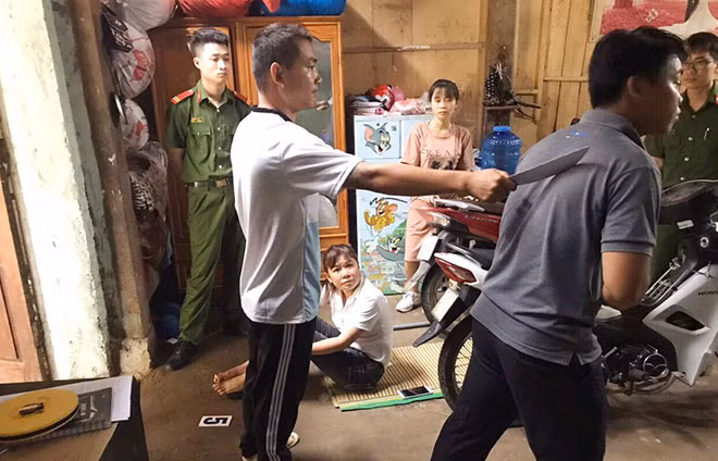 Đối tượng Nghiêm Nguyệt Lôi diễn tả lại hành vi phạm tội.