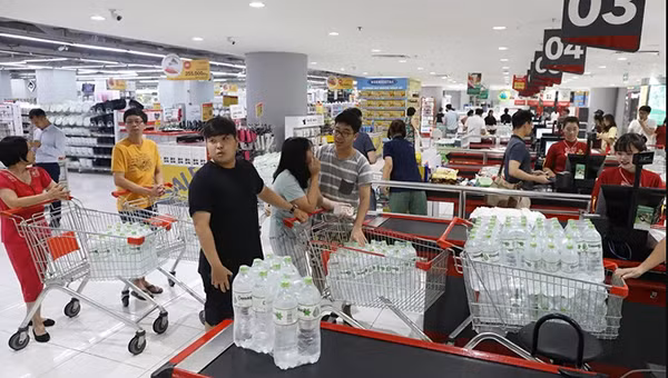 Sự cố nước sạch sông Đà bị ô nhiễm khiến người dân đổ xô mua nước đóng chai tại siêu thị.