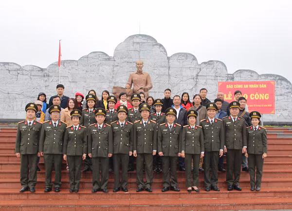 Thiếu tướng Phạm Văn Miên, Tổng Biên tập Báo CAND cùng Đoàn công tác tại Khu lưu niệm 6 Điều Bác Hồ dạy CAND.