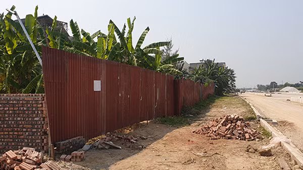 Hàng trăm mét đất nằm bên đường bị các đối tượng “xã hội” ngang nhiên chiếm giữ. Hàng trăm mét đất nằm bên đường bị các đối tượng “xã hội” ngang nhiên chiếm giữ.