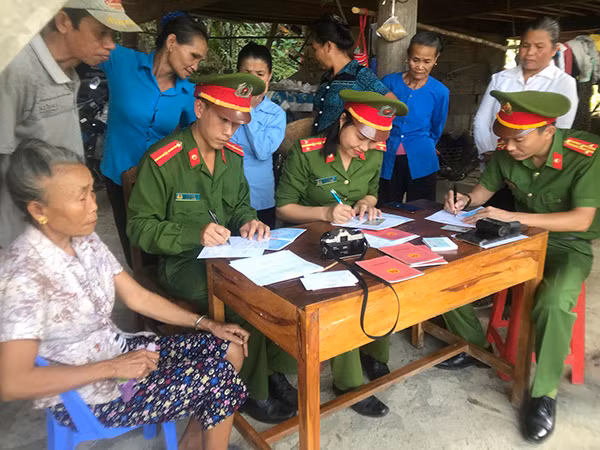 Công an huyện Quế Phong tăng cường xuống các bản, làng để làm CMND miễn phí cho bà con người dân tộc thiểu số. Công an huyện Quế Phong tăng cường xuống các bản, làng để làm CMND miễn phí cho bà con người dân tộc thiểu số.