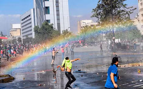 Vòi rồng xuất hiện trong cuộc biểu tình ở Chile.