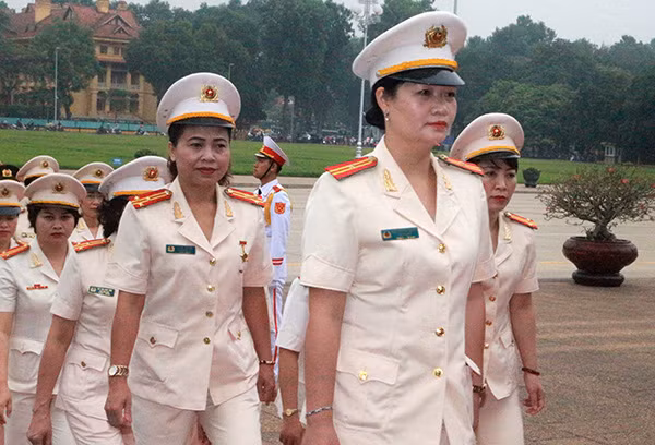 Đoàn đại biểu Phụ nữ Công an tiêu biểu năm 2018 vào Lăng viếng Chủ tịch Hồ Chí Minh.