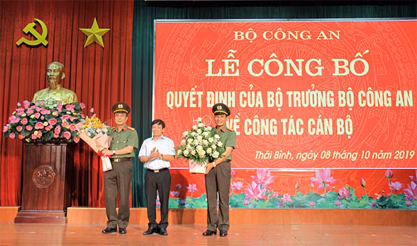 Đồng chí Đỗ Xuân Thành - Ủy viên Ban thường vụ, Trưởng Ban Tổ chức Tỉnh ủy tặng hoa chúc mừng Đại tá Nguyễn Văn Minh và Đại tá Trịnh Đình Thành.