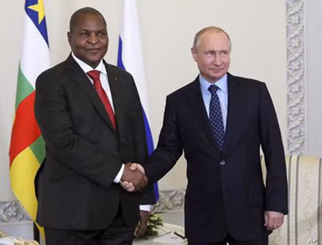 Tổng thống Nga Vladimir Putin bắt tay Tổng thống Cộng hòa Trung Phi Faustin-Archange Touadera, tại St. Petersburg, Nga, ngày 23-5-2018.