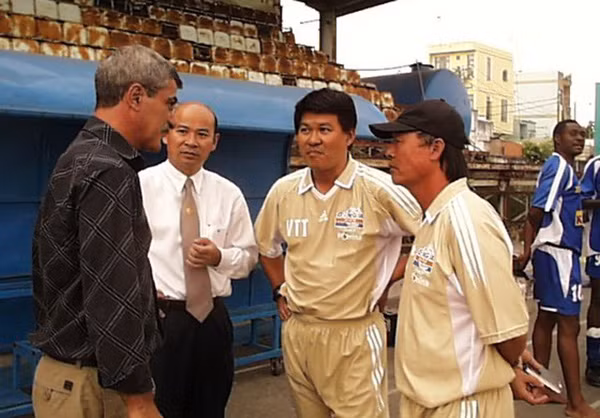 Vũ Tiến Thành (thứ 2 từ phải sang) từng là trợ lý ngôn ngữ đời đầu cho các HLV Đội tuyển quốc gia.