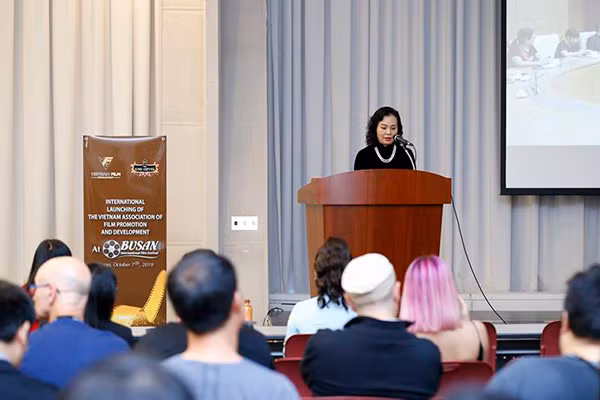 T.S Ngô Phương Lan, Chủ tịch Hiệp hội Xúc tiến Phát triển Điện ảnh Việt Nam giới thiệu Hiệp hội, điện ảnh Việt tại Hàn Quốc. T.S Ngô Phương Lan, Chủ tịch Hiệp hội Xúc tiến Phát triển Điện ảnh Việt Nam giới thiệu Hiệp hội, điện ảnh Việt tại Hàn Quốc.